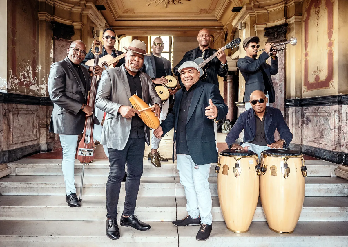 Die Band Compay Segundo auf einer Marmortreppe in einem kubanischen Haus. 